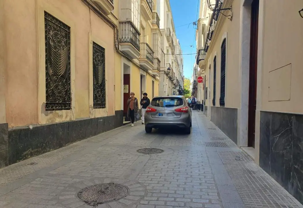 Un turismo circulando por Veedor. - BEATRIZ EST&Eacute;VEZ