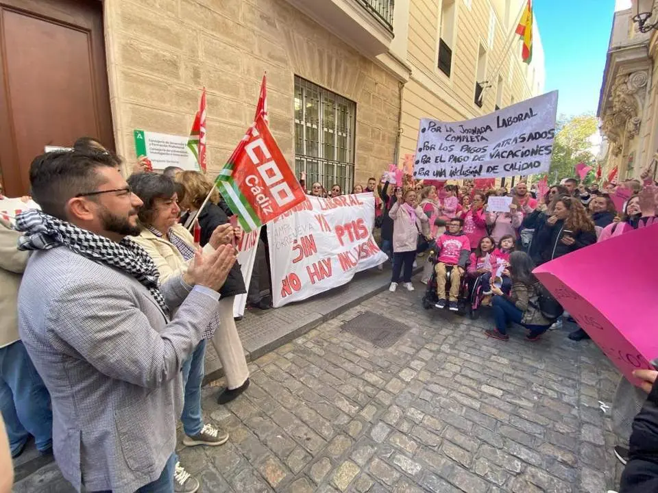 Jorge Rodr&iacute;guez, coordinador general de IU, con los PTIS. - VIVA