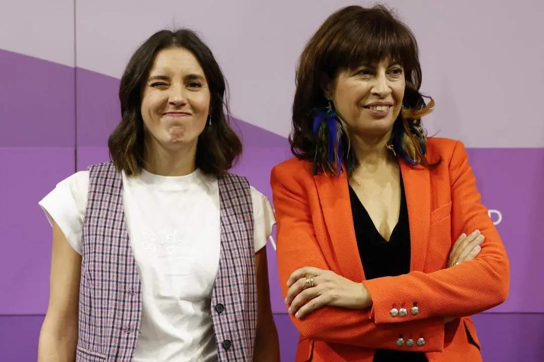 Irene Montero y su sucesora, Ana Redondo. - EFE