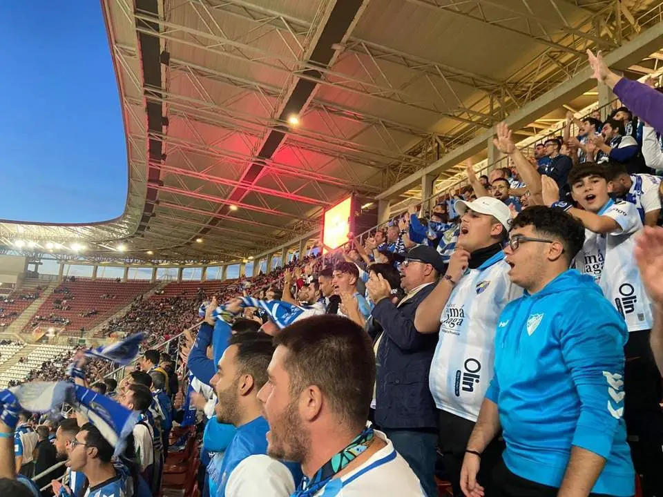 Fieles malaguistas animando en Murcia. - Lola Morales
