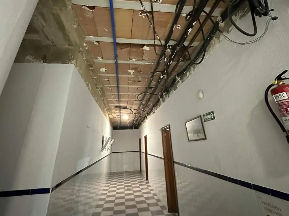 As&iacute; es la lamentable imagen de la zona de duchas del Polideportivo. - 