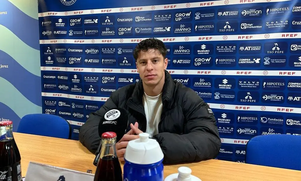 Tet&eacute;, este domingo en la sala de prensa de Chap&iacute;n. - Viva Jerez