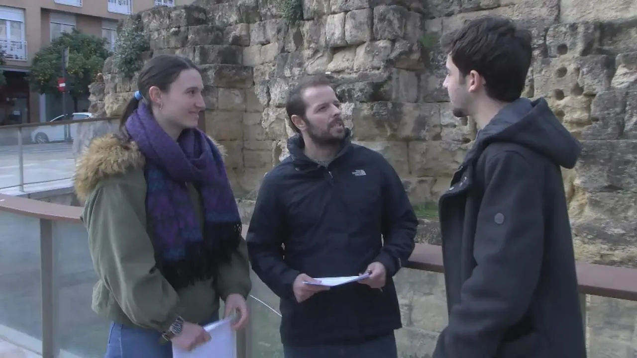 Representantes de las asociaciones frente al Ayuntamiento.  - VIVA C&Oacute;RDOBA