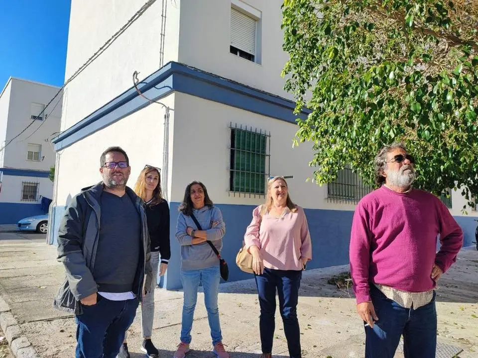Jos&eacute; Ignacio Garc&iacute;a, de Adelante, con representantes de los afectados. - Andaluc&iacute;a Informaci&oacute;n