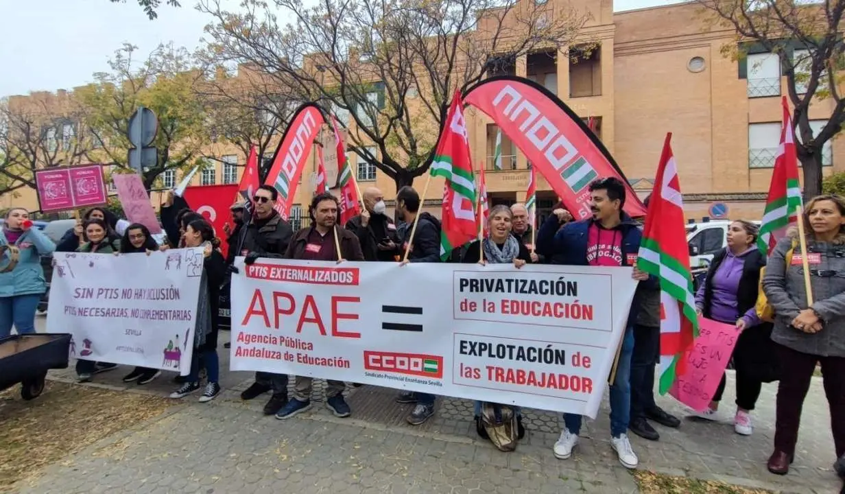 Concentraci&oacute;n ante la Delegaci&oacute;n Territorial de la Consejer&iacute;a.  - CCOO SEVILLA