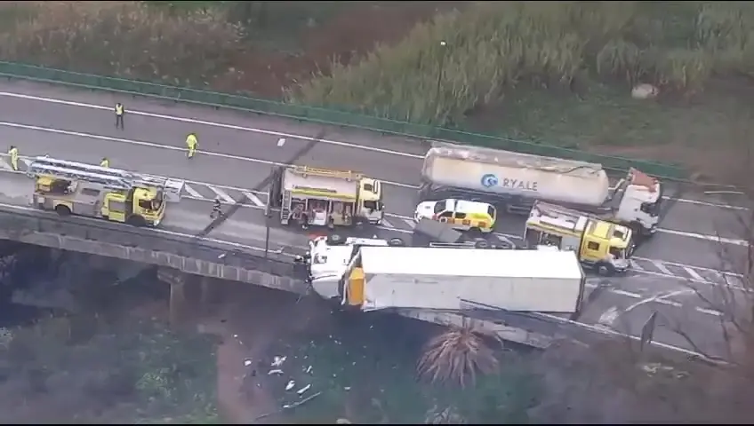 Un herido al volcar y chocar un cami&oacute;n con un veh&iacute;culo del Ej&eacute;rcito de Tierra sobre un puente en Jerez