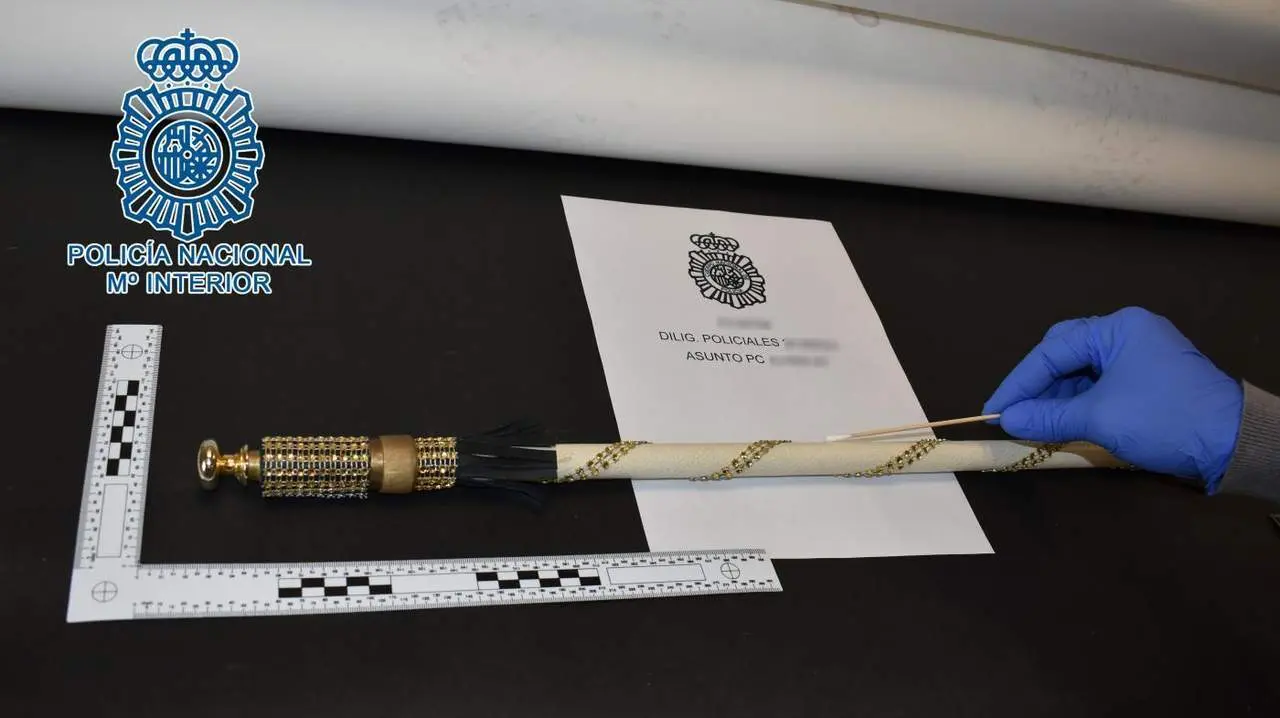 Este es el bast&oacute;n adaptado como si de una escopeta se tratase.  - Polic&iacute;a 