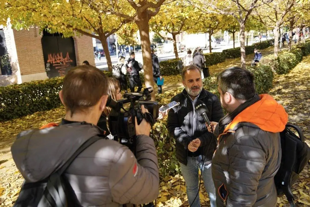 Jacobo Calvo atiende a los medios de comunicaci&oacute;n - PSOE