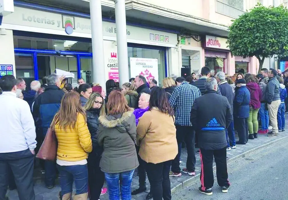 Colas para hacerse con un d&eacute;cimo. - Loter&iacute;as Castillo/EFE