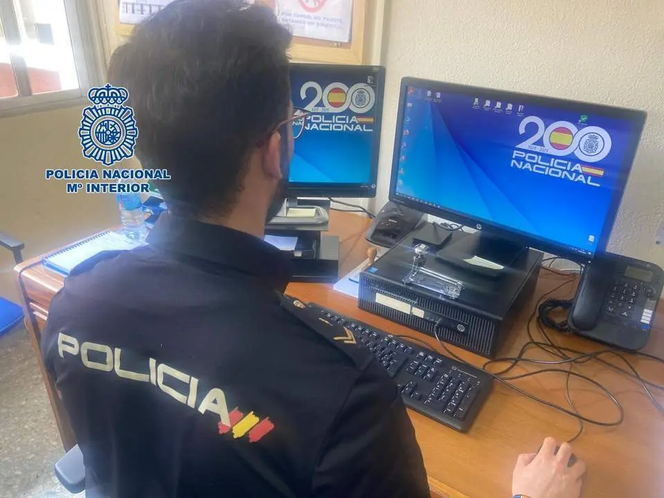 Investigaci&oacute;n en la red de la Polic&iacute;a. - Archivo