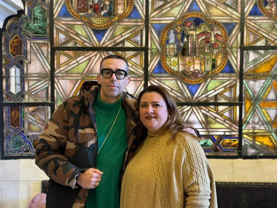 Calleja junto a Milagros Mel Peinado. - Viva. 