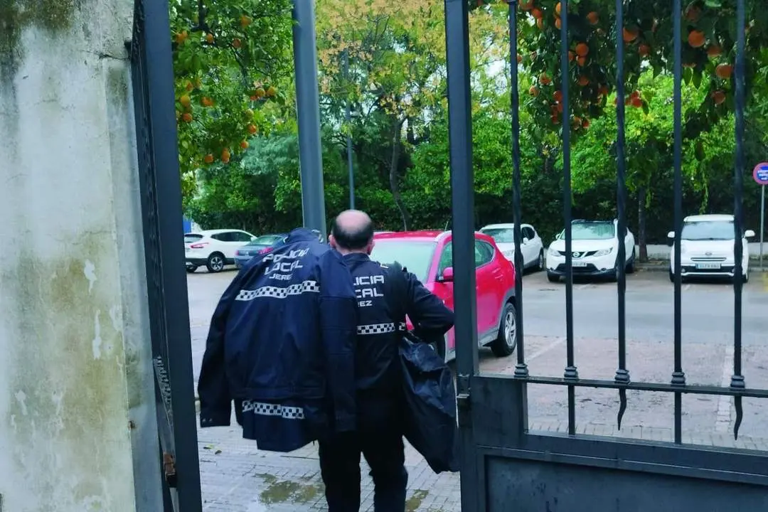 Un agente abandonando la Jefatura.  - Polic&iacute;a Local