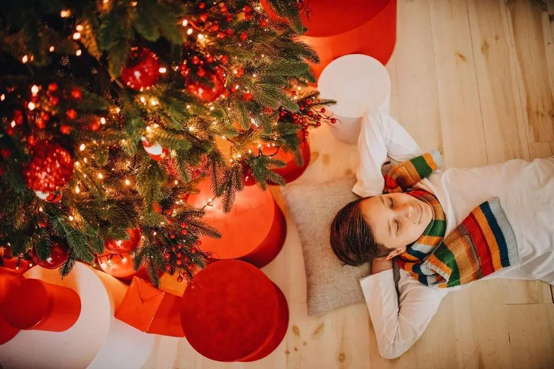 Joven disfrutando de un momento de relax en un ambiente navide&ntilde;o. - IMEO