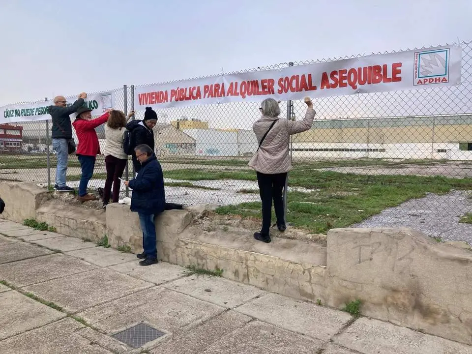 Carteles de APDH-A por la vivienda p&uacute;blica en Navalips. - VIVA