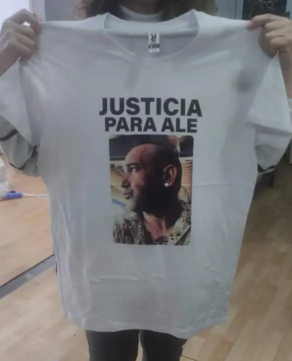 Luz Mar&iacute;a muestra una camiseta con la imagen de Alejandro. - AI