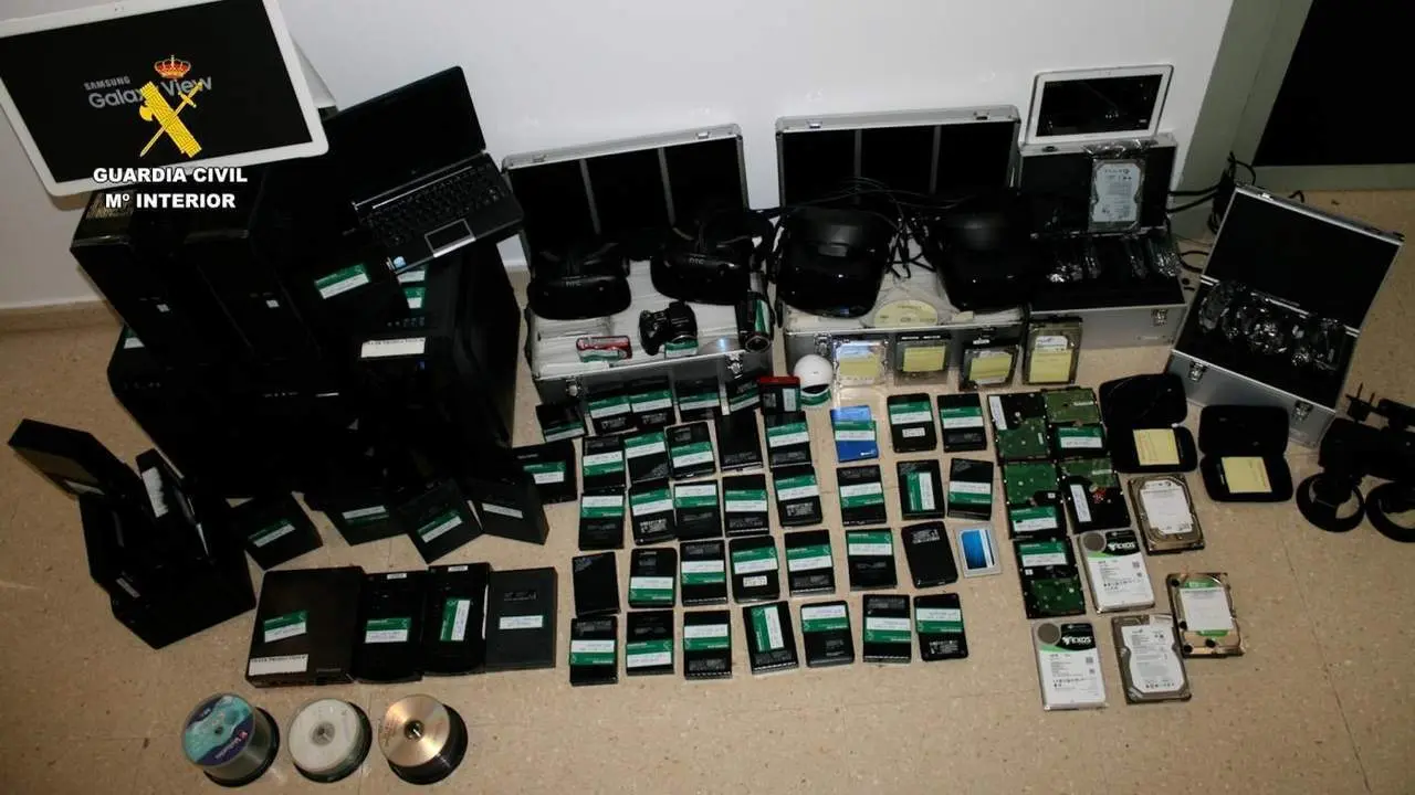 Material incautado al detenido con material pornogr&aacute;fico infantil. - GUARDIA CIVIL