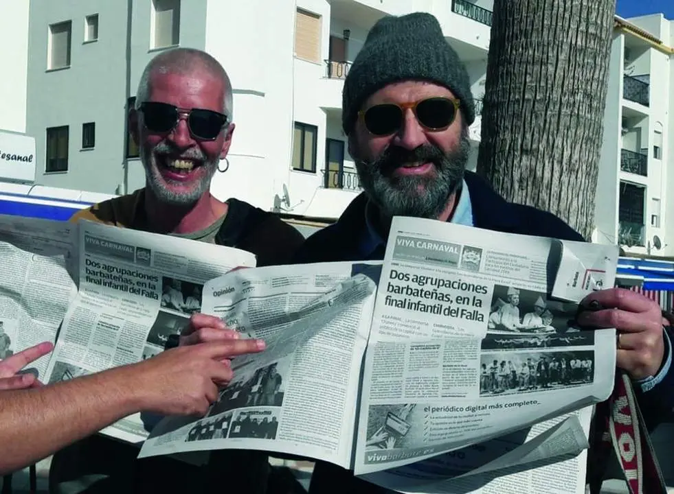 Jos&eacute; Lema, con barba, gorro y un &Oacute;scar pegado a su espalda. - 