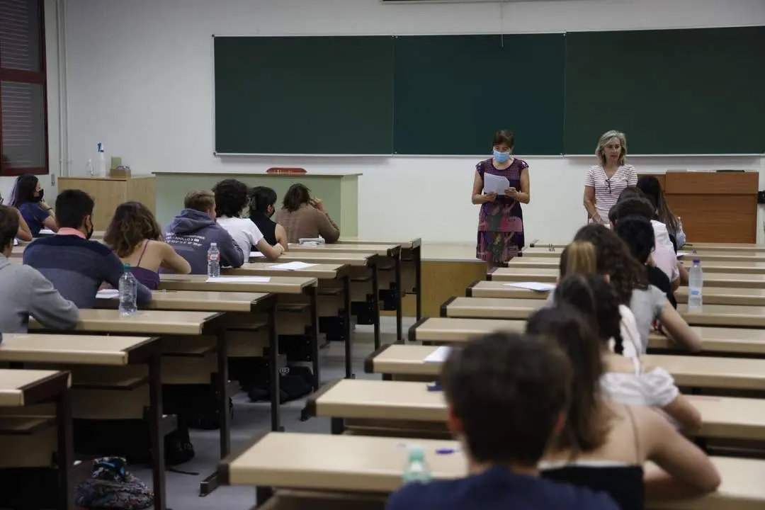 Alumnos realizan los ex&aacute;menes de la EBAU. - Europa Press