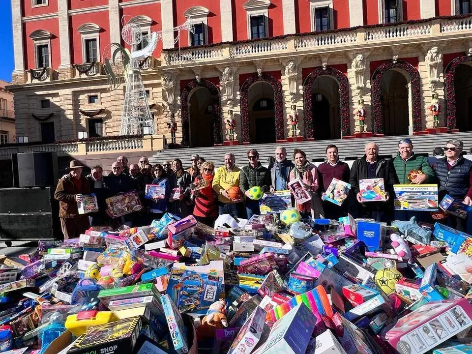 Alguno de los organizadores posando con los juguetes. - &Aacute;ngel Gallego.