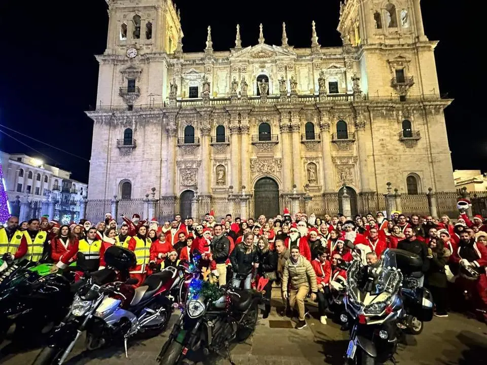 Foto de familia en la plaza de Santa Mar&iacute;a.  - Ayuntamiento de Ja&eacute;n