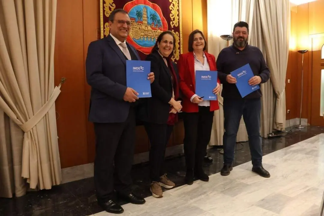 Firma del acuerdo. - AYUNTAMIENTO DE C&Oacute;RDOBA