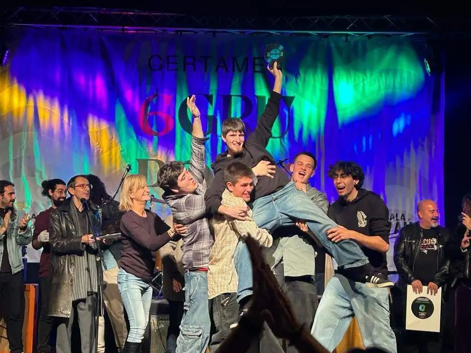 El grupo ganador celebrando el primer premio.  - Viva