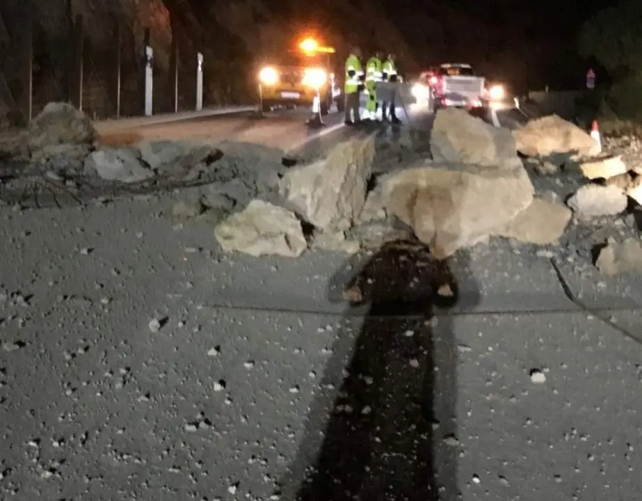 Desprendimiento de la carretera este pasado lunes por la noche  - DIPUTACI&Oacute;N
