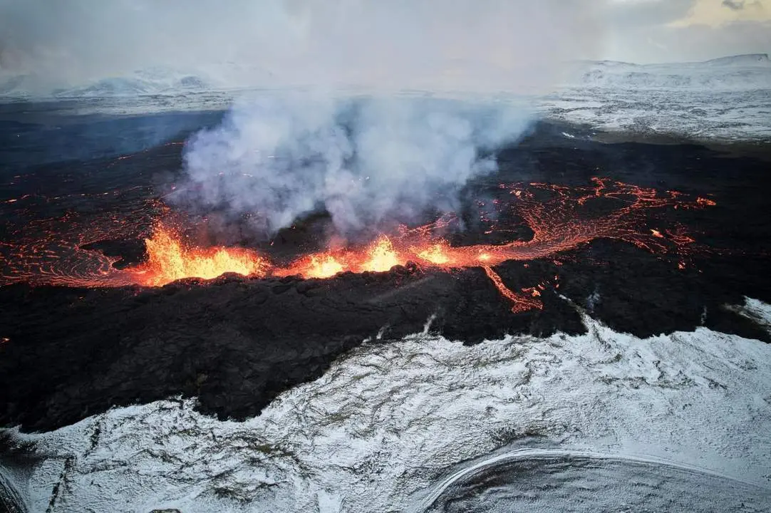 El volc&aacute;n en erupci&oacute;n en Islandia. - EFE