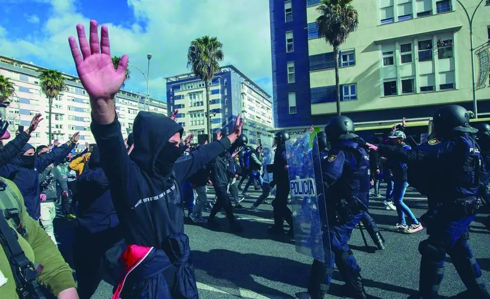 Imagen de los enfrentamientos entre Polic&iacute;a Nacional y manifestantes en la huelga del metal. - EFE