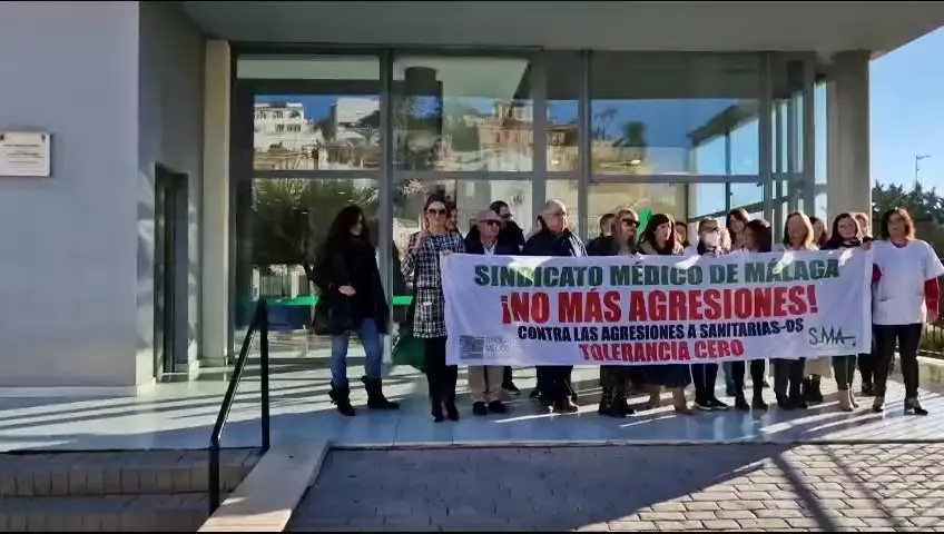Empuja, insulta y amenaza a su m&eacute;dica tras llegar 45 minutos tarde a la cita
