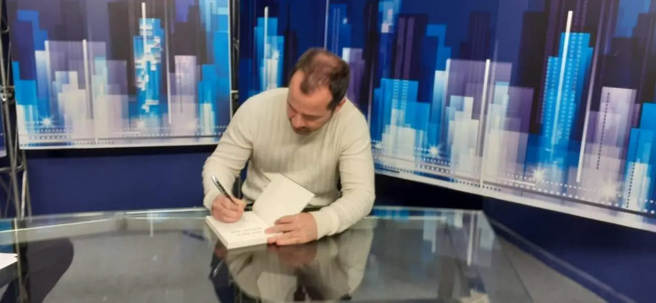 &Aacute;ngel Mart&iacute;n firma su libro. - Pablo Ruiz