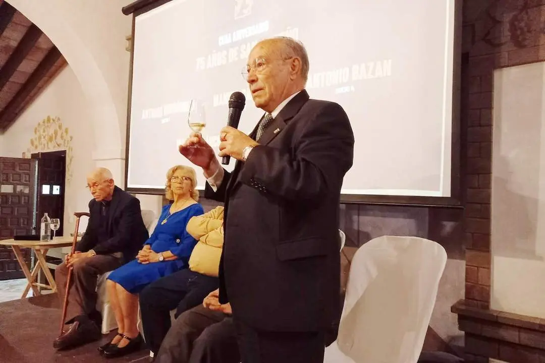 Antonio Rodr&iacute;guez brinda con una copa de Manzanilla - Ra&uacute;l J. Bustillos