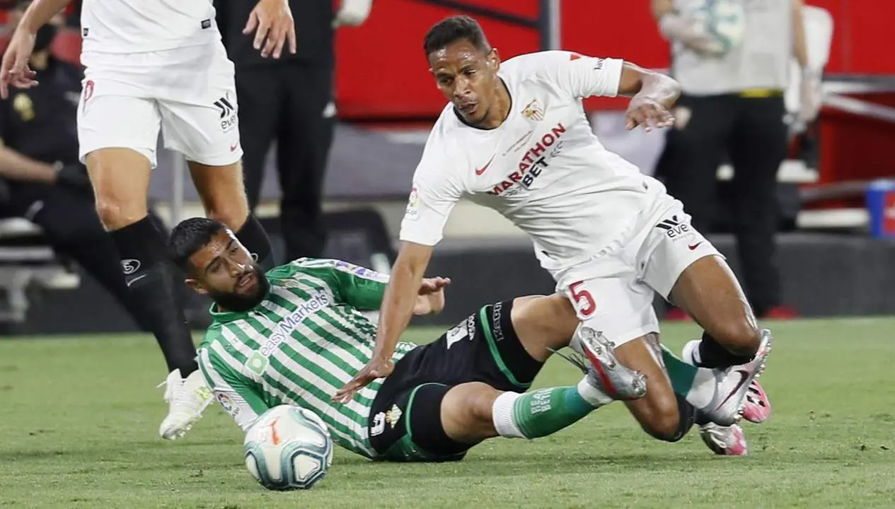 Fernando Reges, durante el derbi sevillano. - EFE