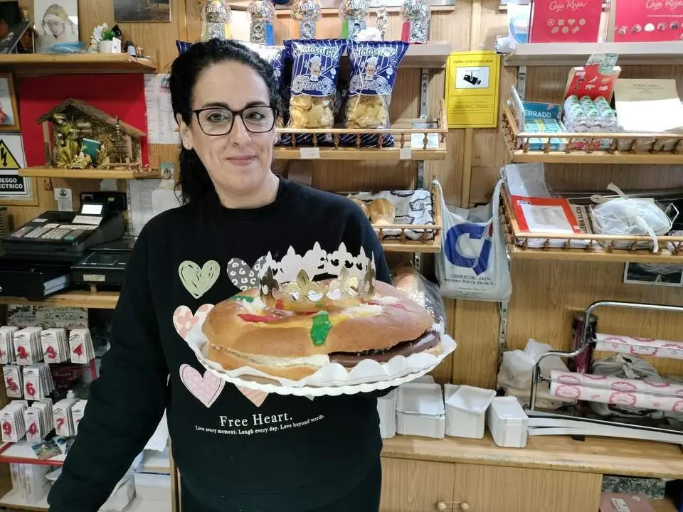 Marta S&aacute;nchez con uno de sus roscones.  - VIVA Ja&eacute;n
