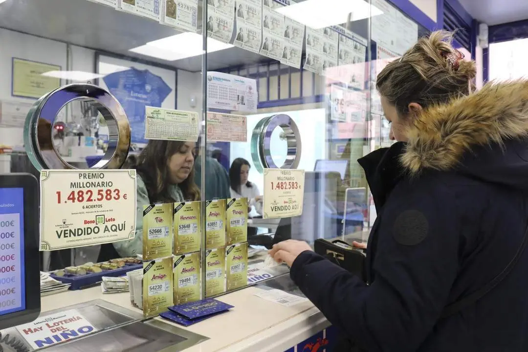 Una mujer compra loter&iacute;a. Foto de archivo. - EUROPA PRESS