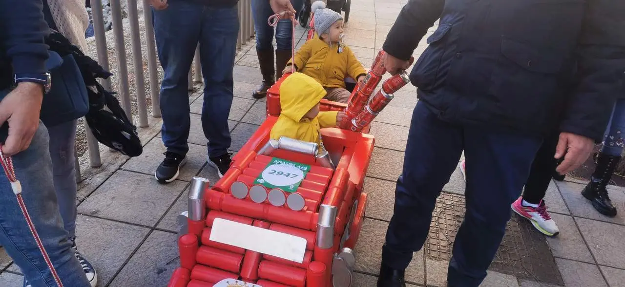 Unas 12.000 personas participan en el arrastre de latas de Algeciras