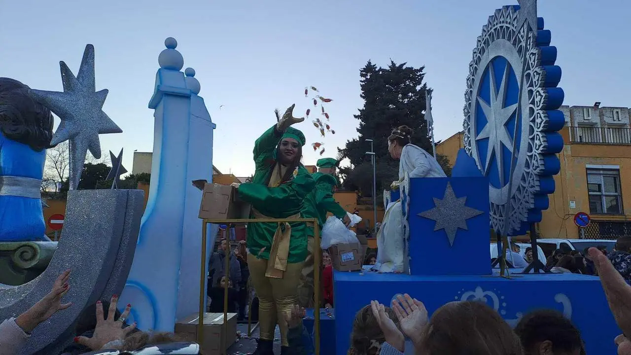 La cabalgata llena de colorido e ilusi&oacute;n las calles de Algeciras con los Reyes Magos
