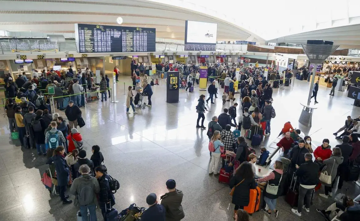 Largas colas de pasajeros en Bilbao. - EFE
