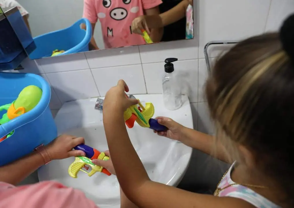 Una ni&ntilde;a recarga una pistola de agua. - Europa press