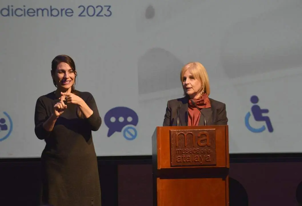 La alcaldesa y una int&eacute;rprete el D&iacute;a de la Discapacidad.  - Viva 