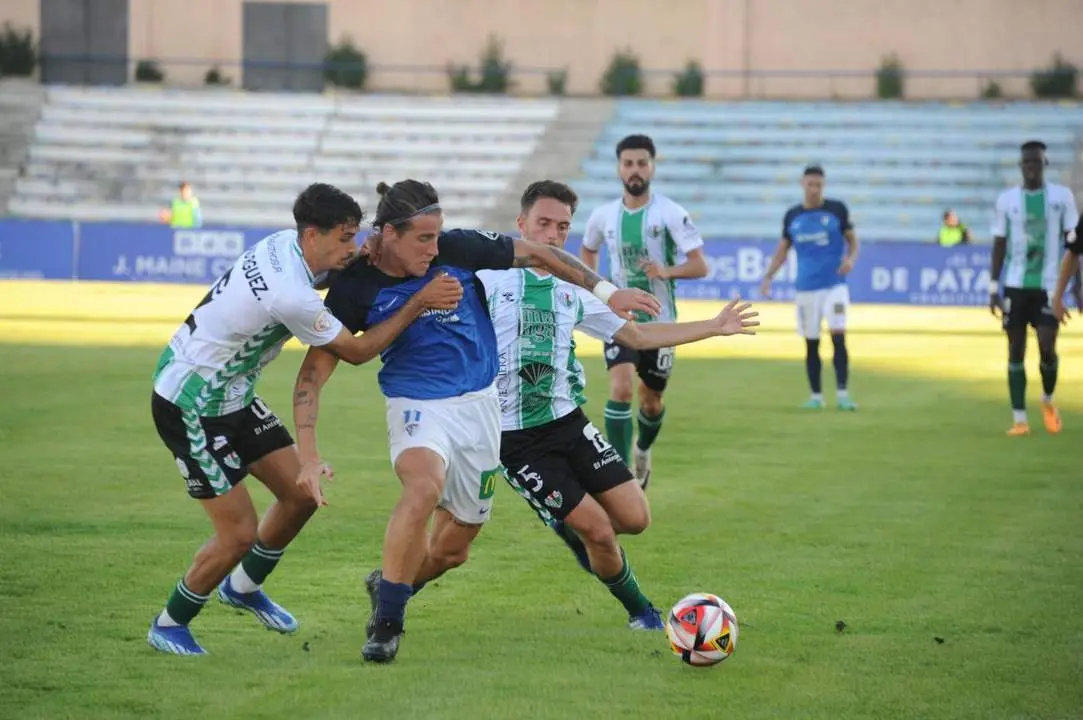 Dani Aquino se estrell&oacute; contra la defensa.  - Jos&eacute; Cabeza. 