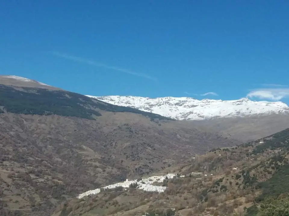Imagen de la Alpujarra de Granada, con Bubi&oacute;n y Capileira bajo el Veleta. - Europa Press
