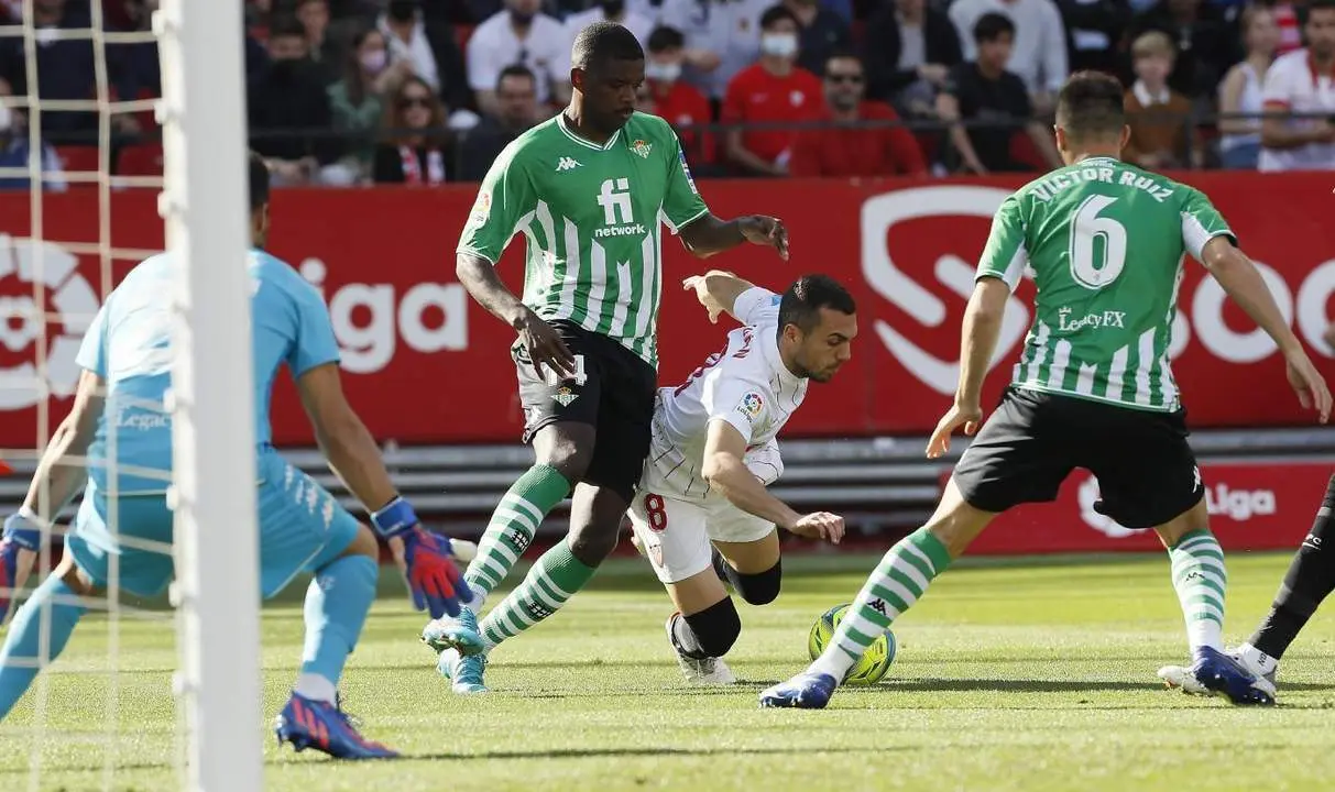 William Carvalho y V&iacute;ctor Ruiz durante un derbi en Nervi&oacute;n. - efe
