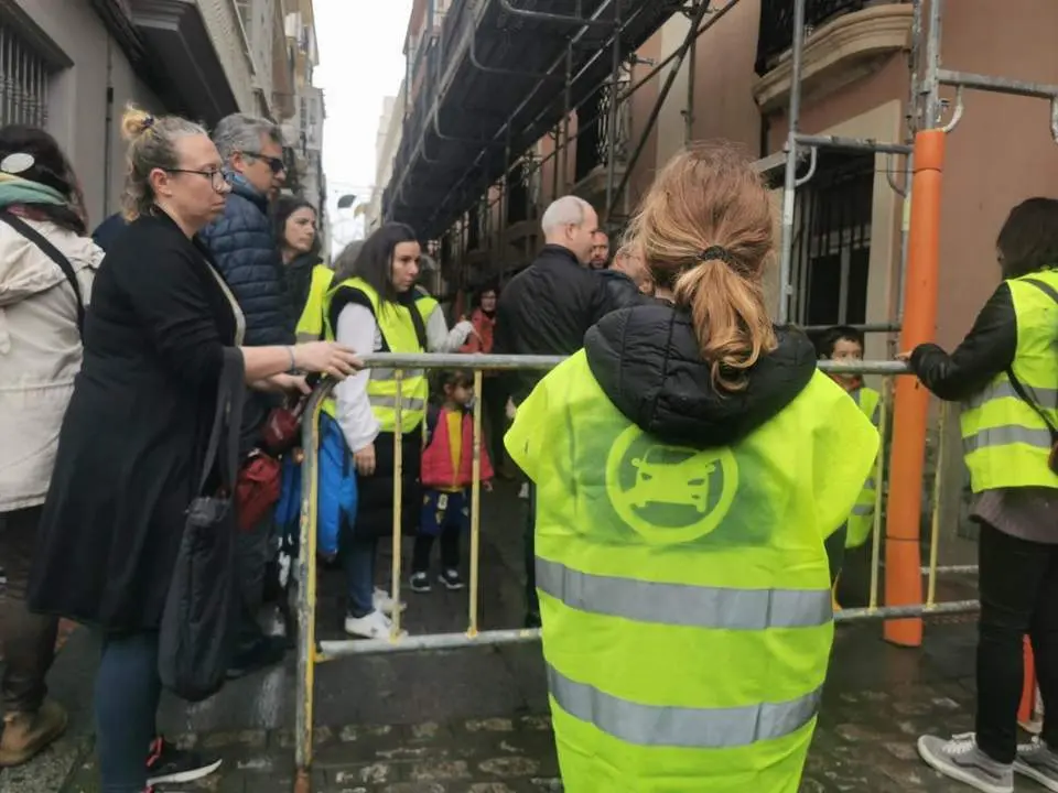 Corte de tr&aacute;fico por los vecinos de la calle Veedor. - VIVA