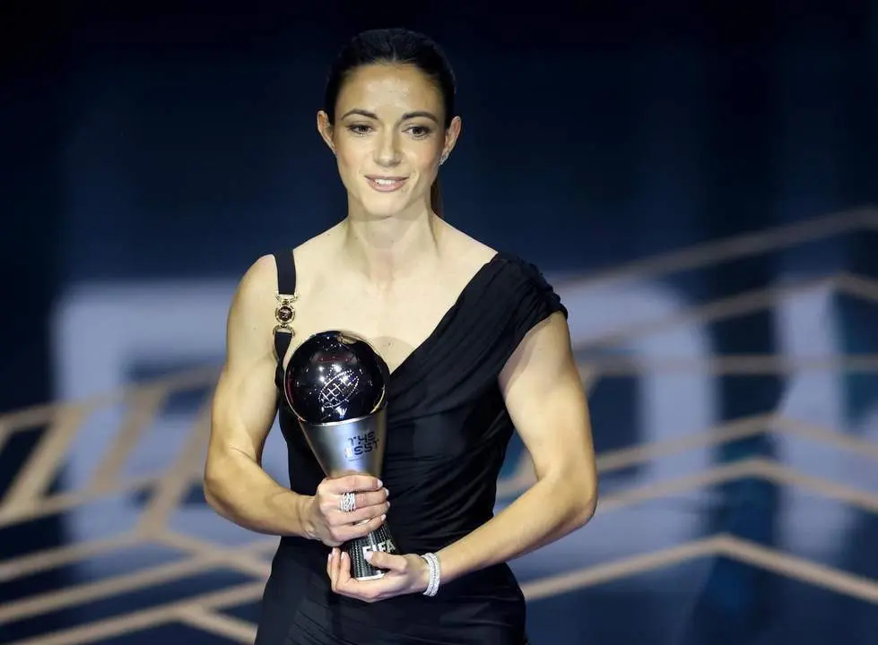 Aitana Bonmat&iacute;, con el trofeo. - EFE