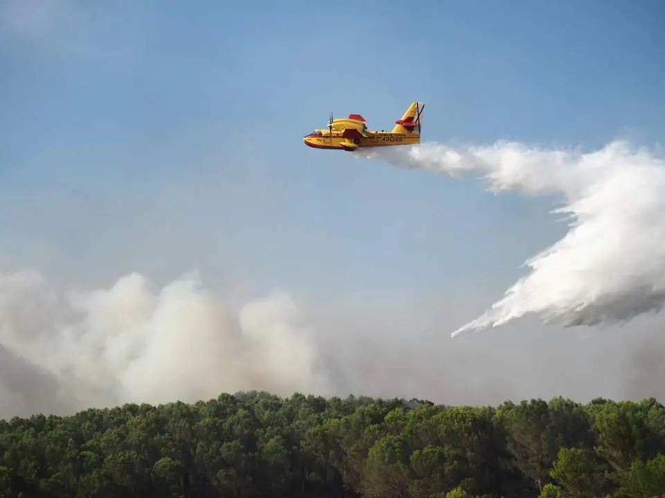 Un avi&oacute;n trabaja en labores de extinci&oacute;n de un incendio. - Archivo