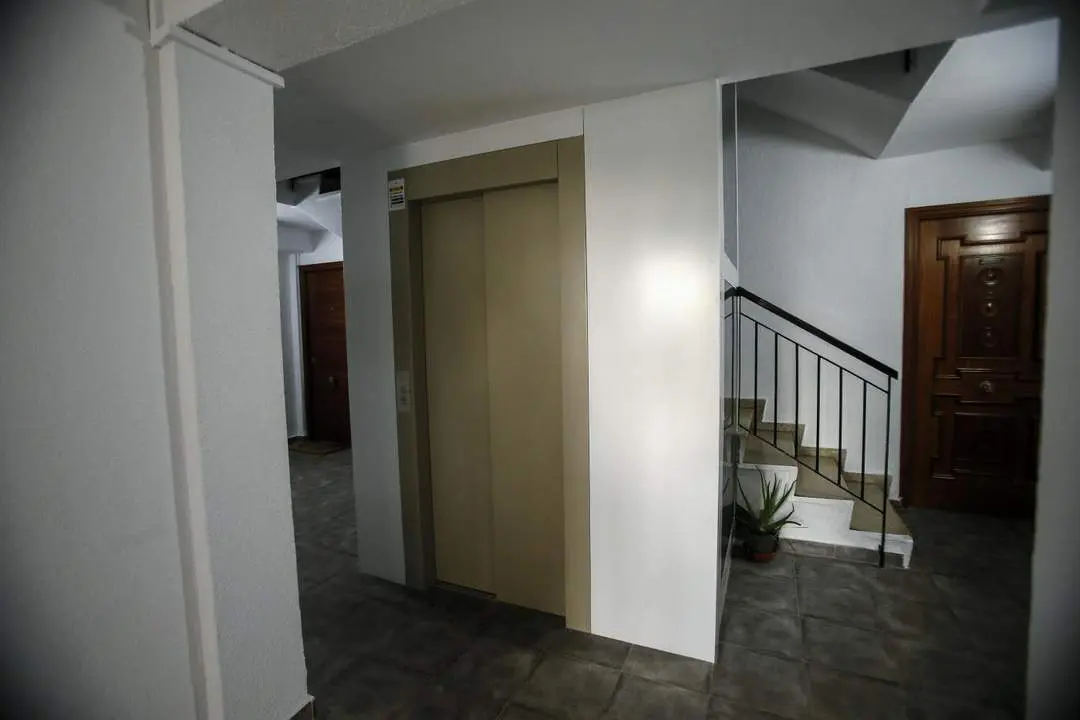 Instalaci&oacute;n de un ascensor. Foto de archivo. - EUROPA PRESS