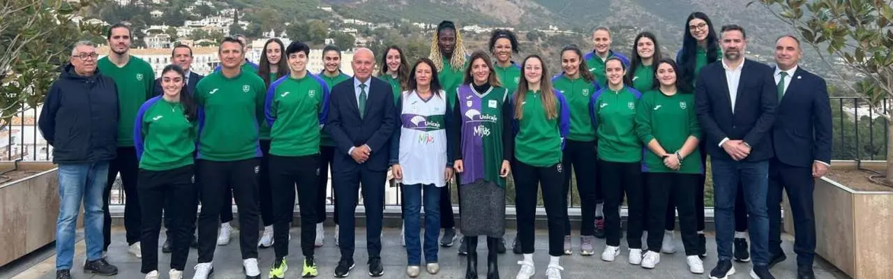 Unicaja Femenino, refrendando el patrocinio. - UNICAJA CB