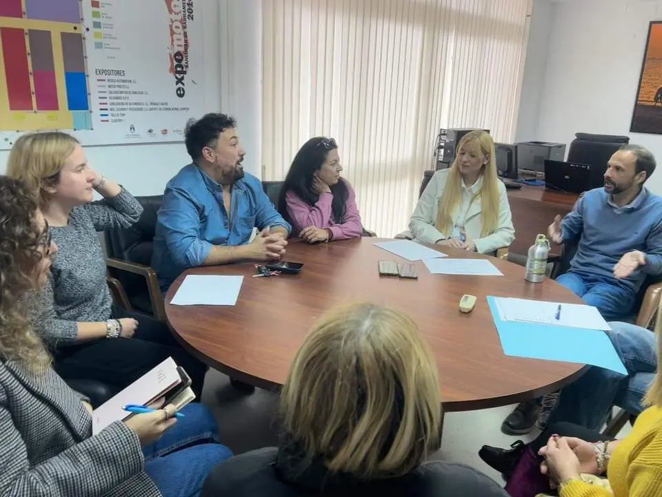 Reuni&oacute;n de V&iacute;ctor Mora con los dise&ntilde;adores. - 