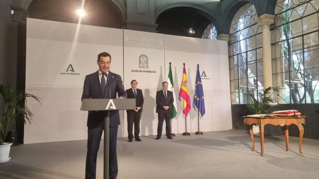 Juanma Moreno, en la toma de posesi&oacute;n de Casimiro Mantell. - VIVA